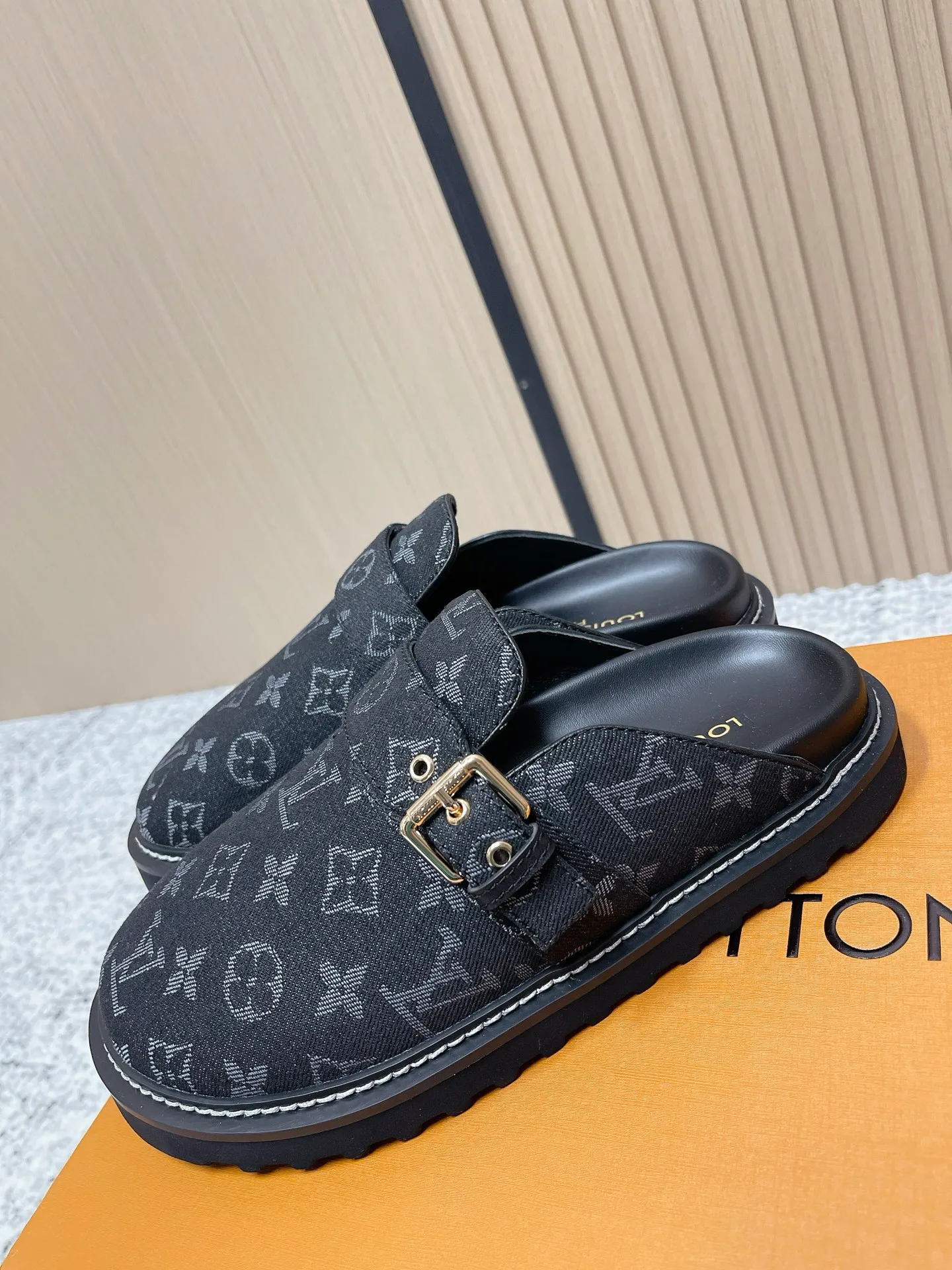 [L Family] P: 460💰 Size: 35-46 (female 40.41, male 45 46 custom-made) Top version Louis vuitton Lv new couple Birkenstock slippers. Cute and cute, not too good on the feet. Simple and high-end slingback design. Ready to wear and go. Good news for lazy people. Imported cowhide leather upper/imported old calico. Original hardware buckle, original molded high-density foam outsole.